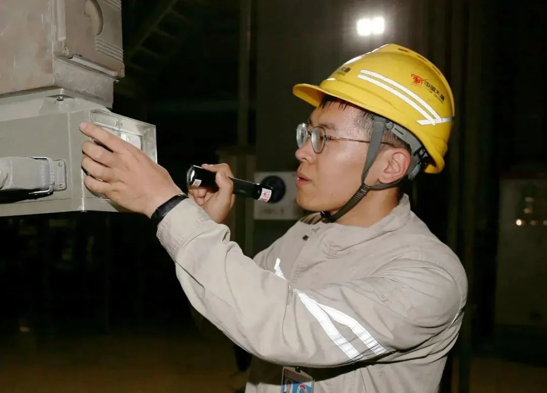 大唐王灘發(fā)電公司嚴(yán)格執(zhí)行巡檢、定期工作計劃安排，每日按照巡檢路線對各類設(shè)備進(jìn)行全面巡查，出現(xiàn)異常及時處理，確保實(shí)現(xiàn)夏季大負(fù)荷期間各類問題動態(tài)清零。.jpg